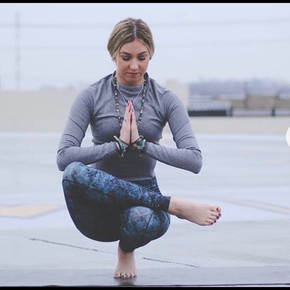 SOLD- LULULEMON Grey Hill and Valley Mock Neck Crop Top - Picture 5 of 6